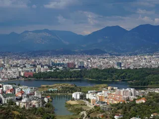 Bloomberg: Tirana, një qytet më i dendur, por...