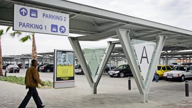 Autoriteti i Konkurrencës heton kompaninë që menaxhon parkimin në Aeroportin e Tiranës