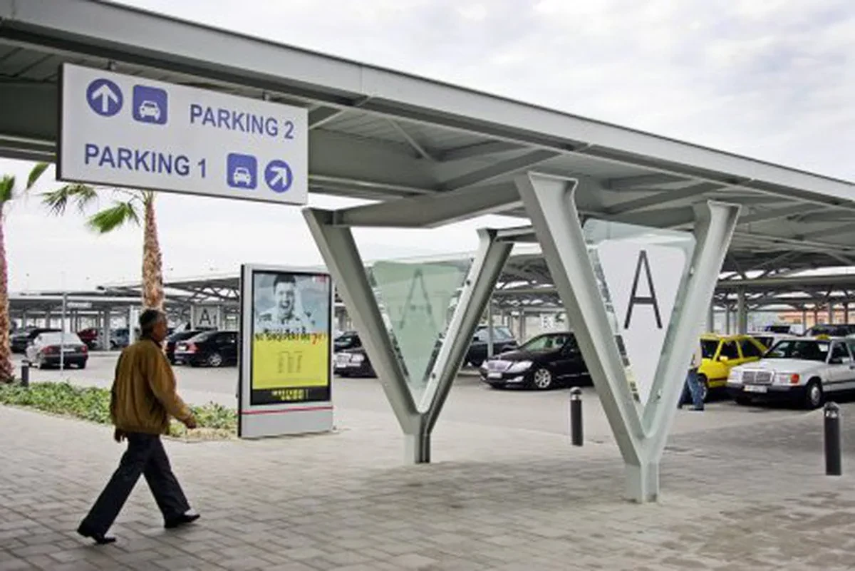 Autoriteti i Konkurrencës heton kompaninë që menaxhon parkimin në Aeroportin e Tiranës