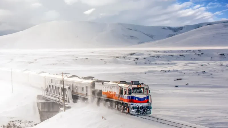 Treni turistik Eastern Express në Turqi, udhëtim në peizazhet me borë të Anadollit