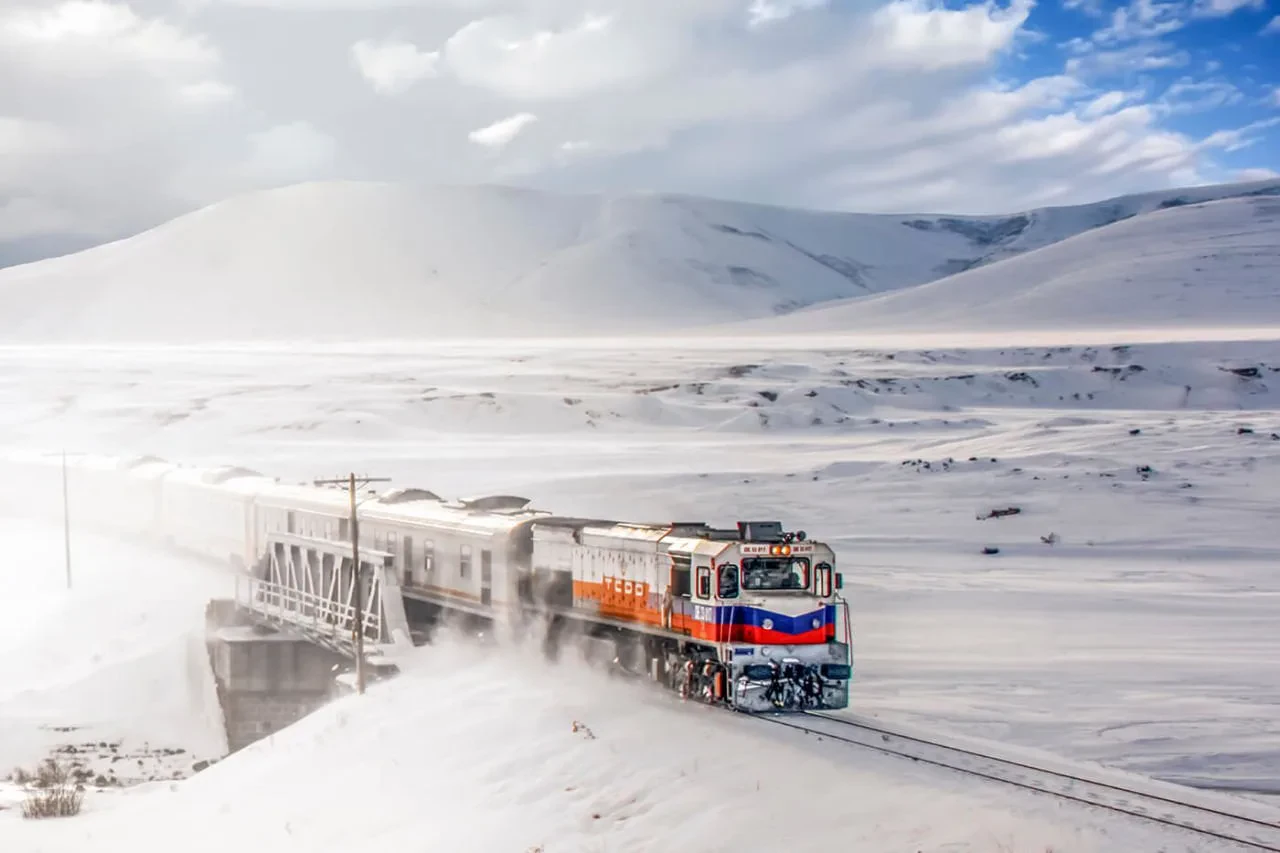 Treni turistik Eastern Express në Turqi, udhëtim në peizazhet me borë të Anadollit