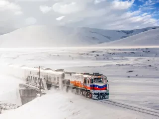 Treni turistik Eastern Express në Turqi, udhëtim në peizazhet me borë të Anadollit
