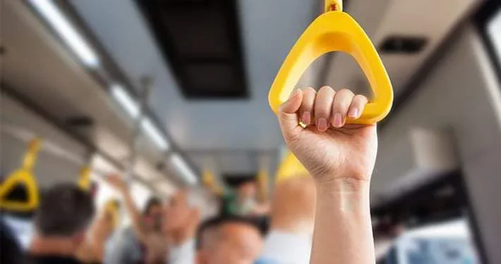 Rënia me 55% e udhëtarëve në autobusë dhe rritja e çmimit të naftës shton kostot e shërbimit urban; Operatorët kërkojnë heqjen e akcizës të karburanteve