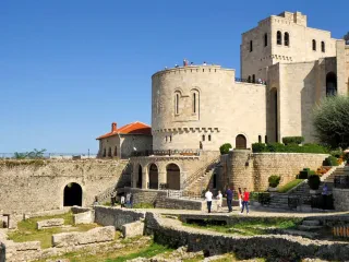 Turizmi mbetet 22% poshtë niveleve të parakrizës, tre dozat frenojnë shtetasit e Kosovës 