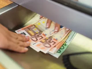 Kërkesa e importuesve forcon euron në vend, arrin nivelin më të lartë prej janarit