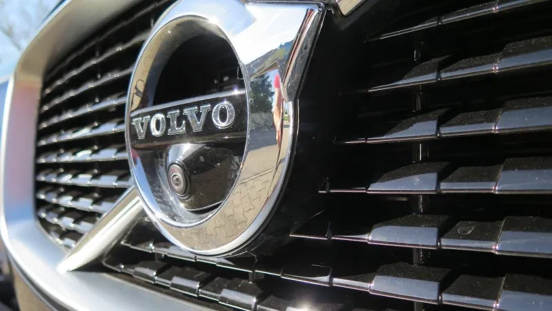 Volvo pezullon dërgesat e makinave në Rusi
