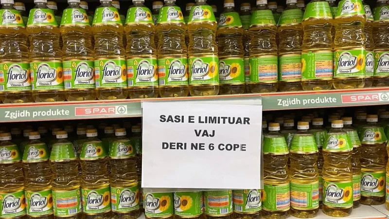 Supermarketet nisin kufizimet e shitjes të vajit të lulediellit nga 3 deri në 6 litra për konsumatorin; Importuesit: Nuk ka mungesë furnizimesh