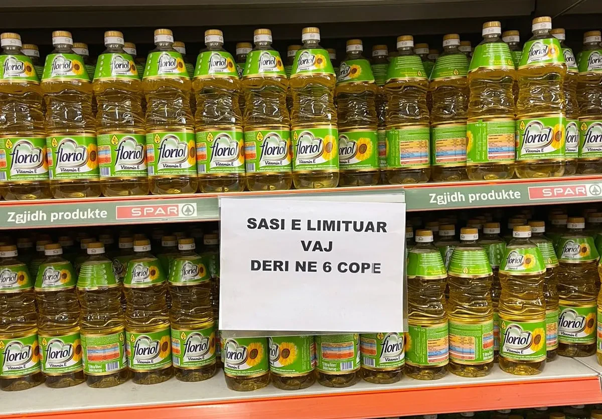 Supermarketet nisin kufizimet e shitjes të vajit të lulediellit nga 3 deri në 6 litra për konsumatorin; Importuesit: Nuk ka mungesë furnizimesh
