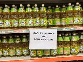Supermarketet nisin kufizimet e shitjes të vajit të lulediellit nga 3 deri në 6 litra për konsumatorin; Importuesit: Nuk ka mungesë furnizimesh