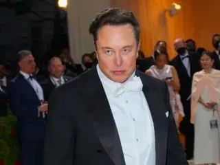 Aksionet e Tesla kanë rënë me më shumë se 35% që kur Elon Musk tha për herë të parë se do të blinte Twitter!