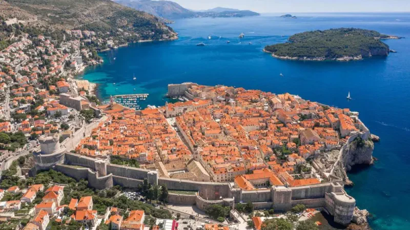 Dubrovniku, i pari në botë për turistë – Renditja e qyteteve europiane. Qyteti kroat numëron 36 turistë për banorë