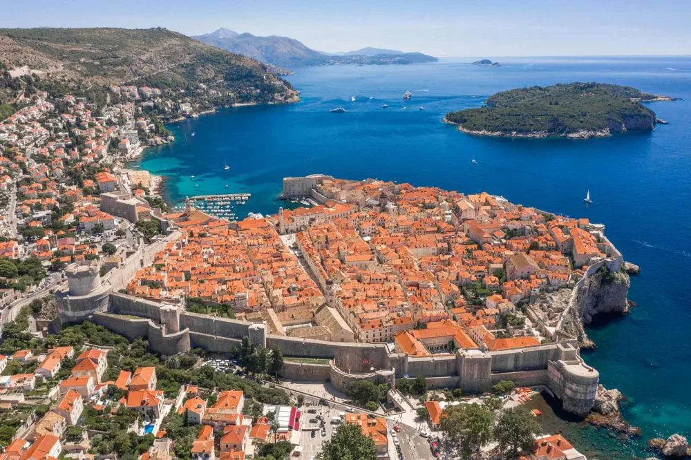 Dubrovniku, i pari në botë për turistë – Renditja e qyteteve europiane. Qyteti kroat numëron 36 turistë për banorë