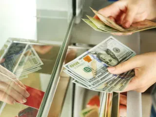 Java nis në të ‘kuqe’ për valutat kryesore – Dobësohen ndjeshëm Paundi, Euro Franga dhe Dollari!