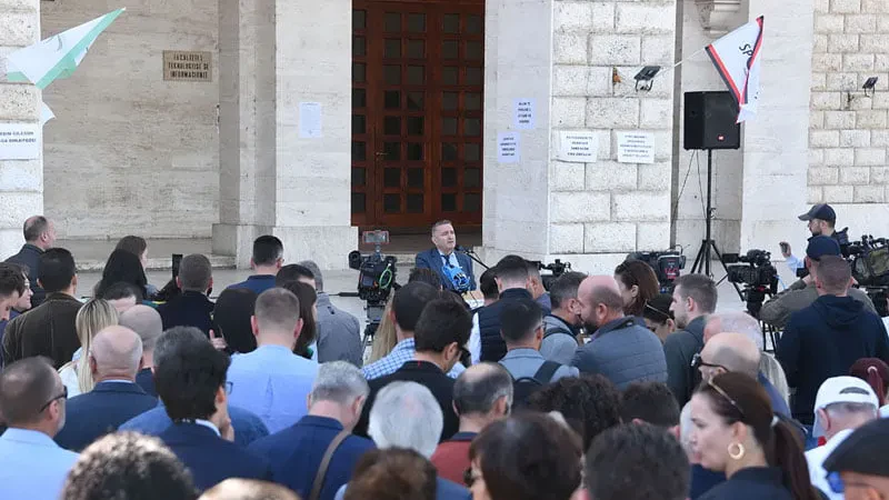 “Bojkotim sezonit të provimeve nëse nuk plotësohen kërkesat” – Pedagogët paralajmërojnë qeverinë: Rikthehemi në mësim për ta pezulluar përsëri në shkurt