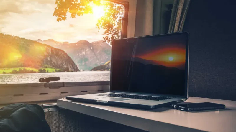 8 faqe të dobishme në internet për të gjetur punë në distancë