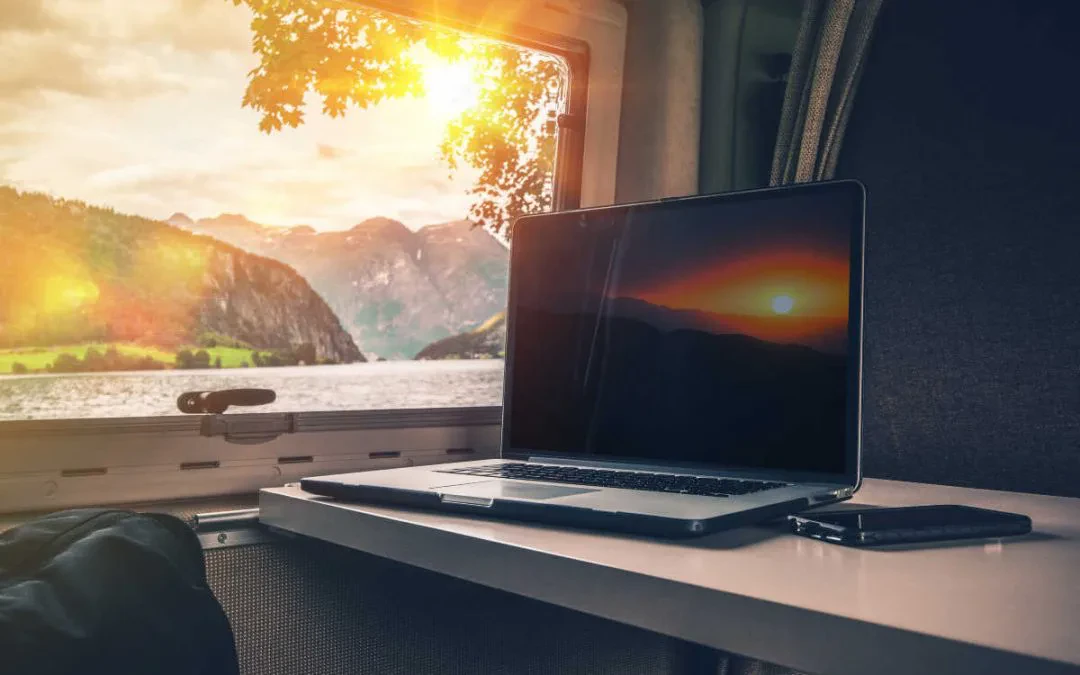 8 faqe të dobishme në internet për të gjetur punë në distancë