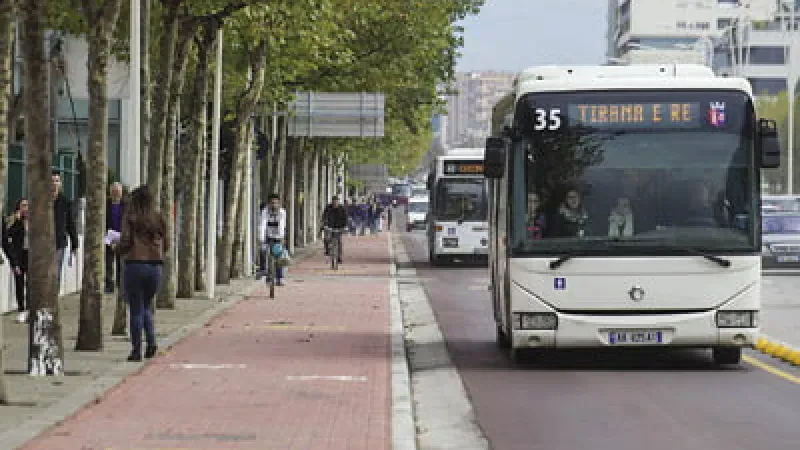 Informaliteti thellon humbjet te transporti urban kryeqytetas, 3 operatorë paralajmërojnë ndërprerje të shërbimit