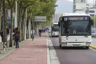 Informaliteti thellon humbjet te transporti urban kryeqytetas, 3 operatorë paralajmërojnë ndërprerje të shërbimit