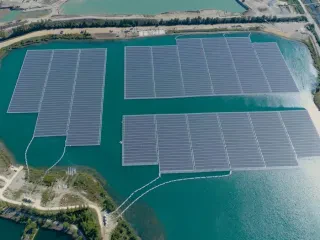 Impianti fotovoltaik lundrues 12.9 MW mbi liqenin e Vaut të Dejës, hapet gara për ndërtimin