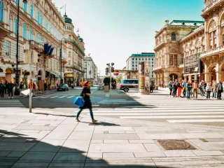 Shitësit me pakicë të Europës po përpiqen të mbajnë çmimet të ulëta për të fituar blerësit në vështirësi!