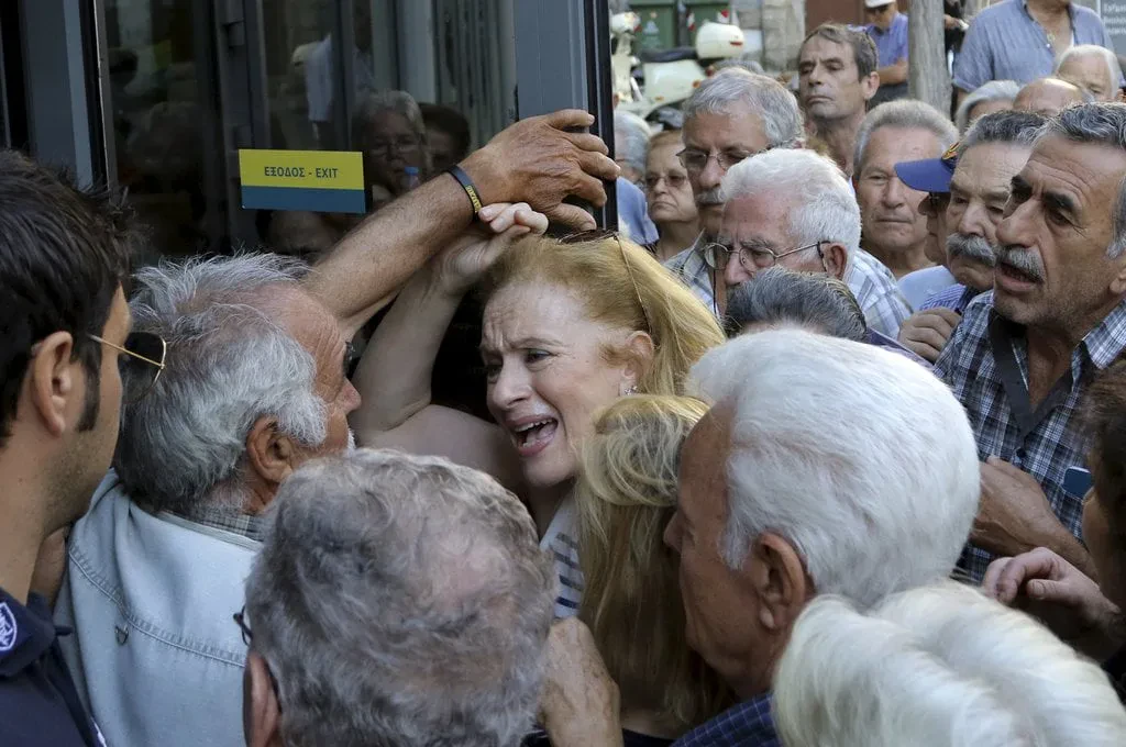 Greqia, 250 euro të moshuarve për Krishtlindje – Vendi përfshihet nga protesta kundër rritjes së çmimeve