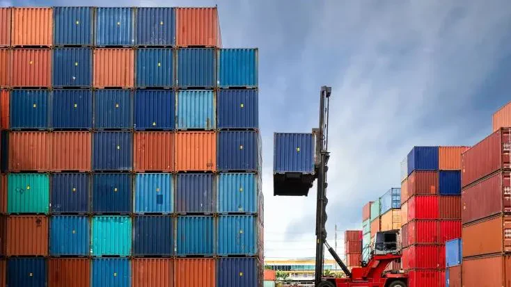 Industria globale e transportit po përballet me një problem të ri: Shumë kontejnerë!