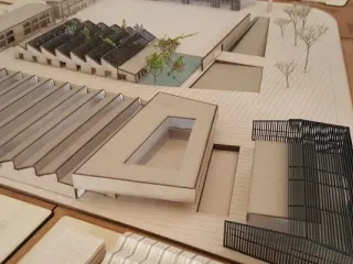 Kompleks i ri për Inxhinierinë e Ndërtimit dhe Arkitekturën – Tenderi 1 miliard lekë. Kompleksi do të ketë 30 klasa, 15 salla leksionesh, bibliotekë e parkim