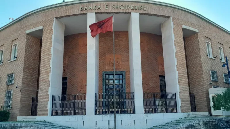Banka e Shqipërisë “nuk e heq këmbën nga gazi”