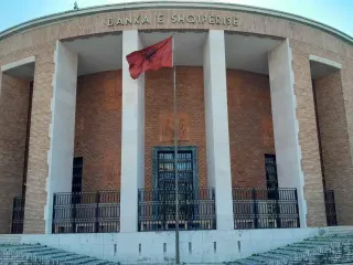 Banka e Shqipërisë “nuk e heq këmbën nga gazi”
