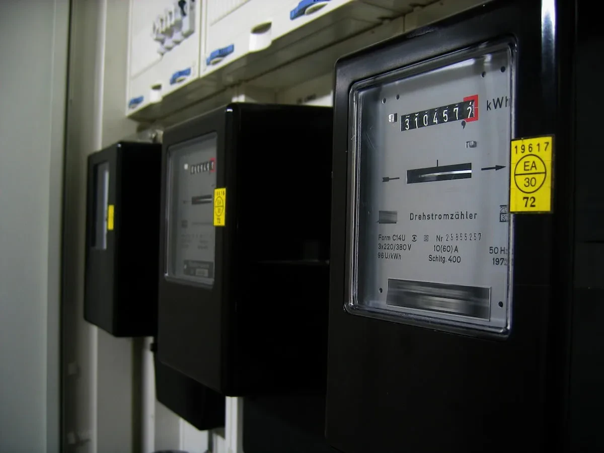 Energjia elektrike, 8 procedime në polici – OSSH, kontrolle gjatë natës. 30% e humbjeve në rrjet, për shkak të vjedhjeve