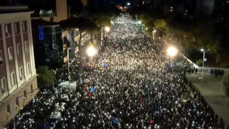 Opozita protestë për ekonominë dhe keqqeverisjen! Detajet nga fjalimet/ Meta analizon problemet, Berisha publikon programin alternativ