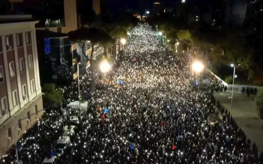 Opozita protestë për ekonominë dhe keqqeverisjen! Detajet nga fjalimet/ Meta analizon problemet, Berisha publikon programin alternativ