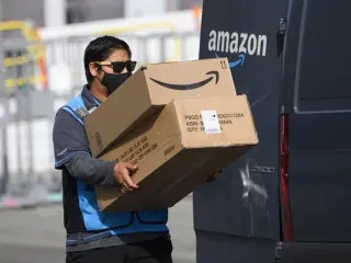 Pasi ndërpreu punësimet, tani do të pushojë nga puna rreth 10 mijë veta – Cila është arsyeja e lëvizjes drastike të Amazon?!