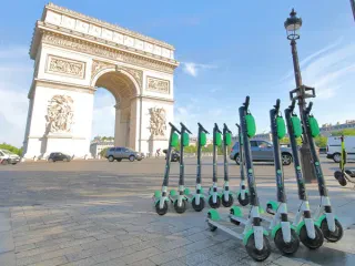 Parisi ndalon dhënien me qira të skuterave elektrikë – Arsyeja, shqetësimet në rritje për sigurinë publike, përfshirë trotuaret