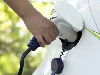Google Maps tani ju ndihmon të gjeni stacione rikarikimi për makinat elektrike