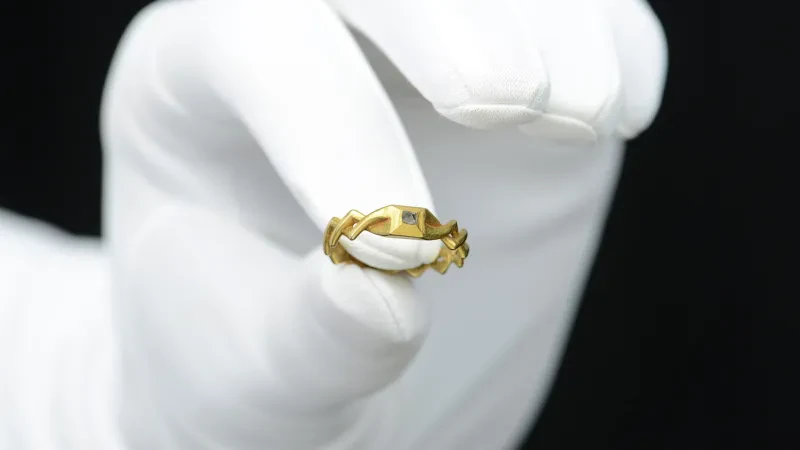 Detektori metalik zbulon një unazë martese mesjetare me vlerë rreth 47 mijë dollarë!