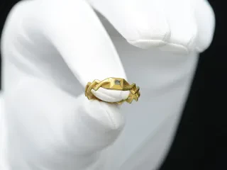 Detektori metalik zbulon një unazë martese mesjetare me vlerë rreth 47 mijë dollarë!