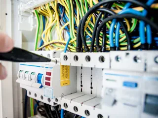 Në riparim sistemi i shitblerjeve të energjisë elektrike – OST, 22.4 milionë lekë për mirëmbajtjen dhe zhvillimin e sistemit “DAMAS”
