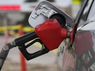 Nafta, pranë niveleve më të ulëta 2-mujore / Për shkak të frikës së kërkesës në Kinë dhe forcimit të dollarit