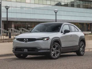 Mazda rrit objektivin e shitjeve të makinave elektrike në 40% deri në vitin 2030
