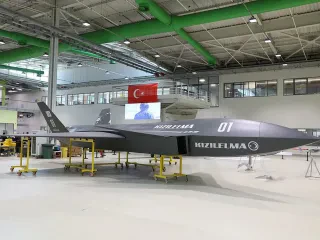 Turqia prezanton “Mollën e kuqe”, dronin që mund të ndryshojë konceptin e luftës ajrore