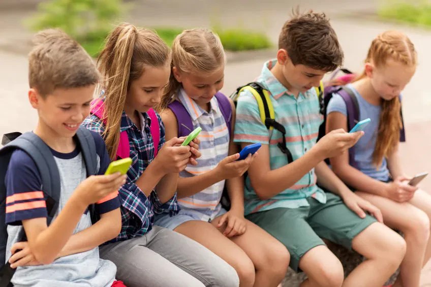 Nuk doni t’i jepni fëmijës tuaj një smartphone? Ja disa alternativa