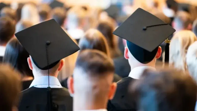 Britania shtrëngon më tej rregullat për shtetasit e huaj: Ndalohen studentët që nuk janë të regjistruar në universitetet më të mira!