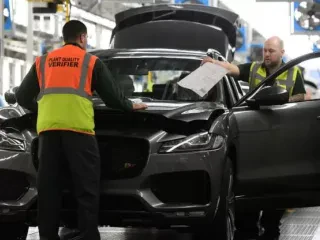 Jaguar Land Rover shkurton prodhimin për shkak të mungesës së çipave