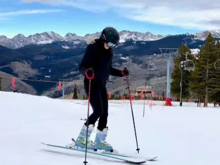 Franca kursen energjinë në resortet dimërore – Teleferikët e skive më të ngadaltë dhe më pak borë artificiale