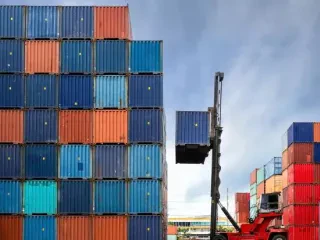 Industria globale e transportit po përballet me një problem të ri: Shumë kontejnerë!