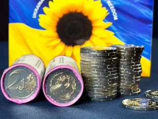 Dy milionë monedha të reja europiane – Estonia fut në qarkullim 2 euro-shin e ri për të mbështetur Ukrainën!