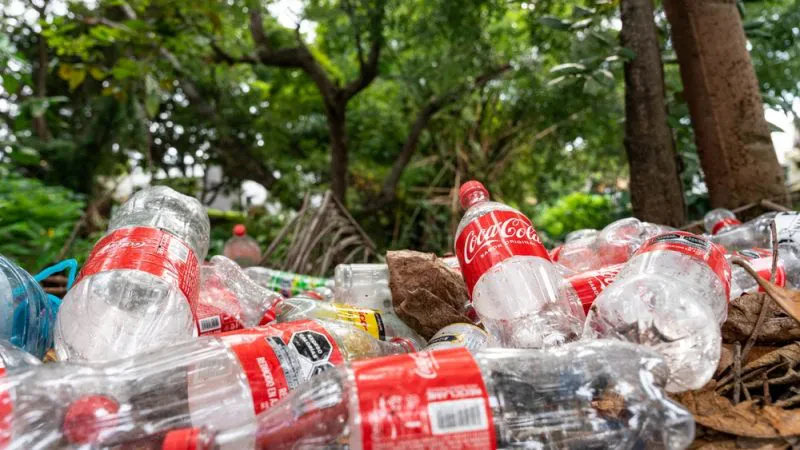 BE me propozim të ri për paketimin e produkteve – Kompanitë e ushqimit dhe pijeve, shkelësit më të keq për ndotjen plastike