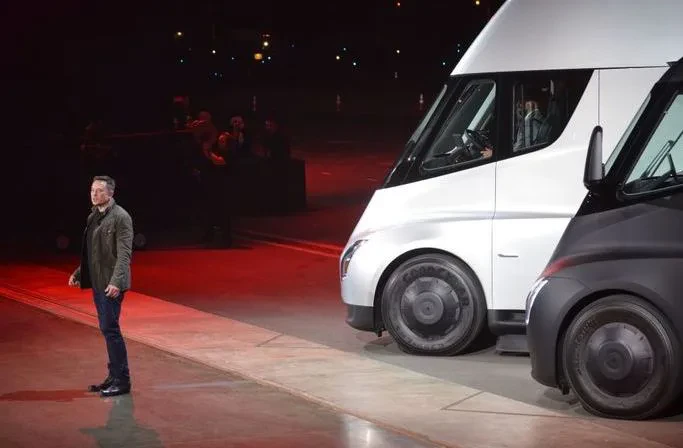 Tesla prezanton modelin e saj të ri të kamionit elektrik! (FOTOT)