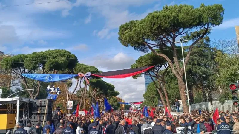 Tirana ndryshe nën “petkun” e Samitit – Ngjarja historike “paralizon” një pjesë të qytetit, paralelisht protestë
